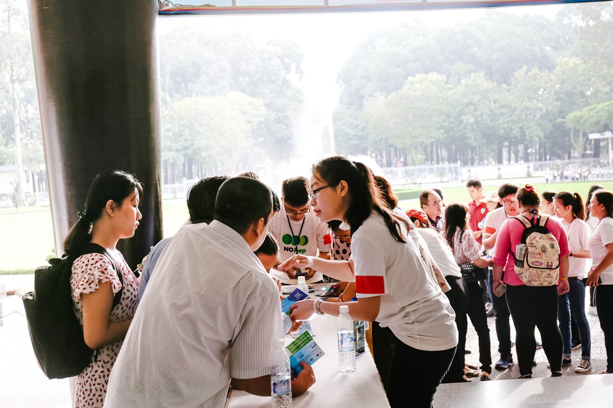 Pessoas jovens reunidas em evento com Tendências do marketing educacional