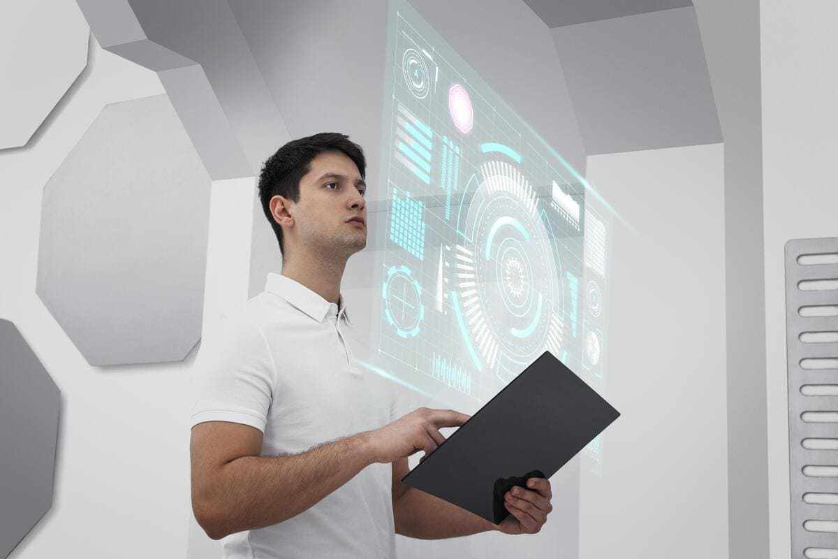 Homem fazendo palestra diante de parede branca com tablet na mão sobre Web 4.0