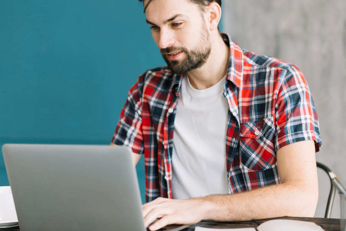 Home office: XML Homem analisando XML em notebook trabalhando em home office