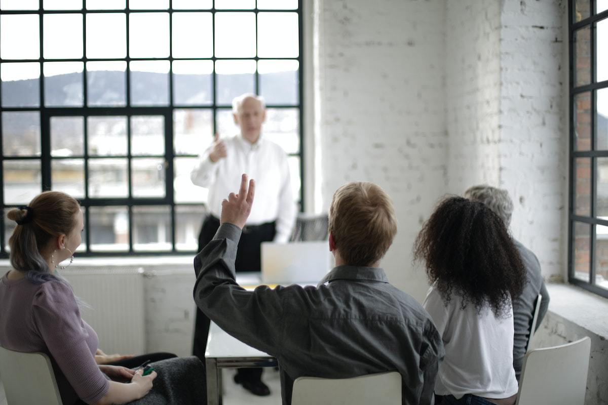 homem apresentando algo em uma reunião empresarial