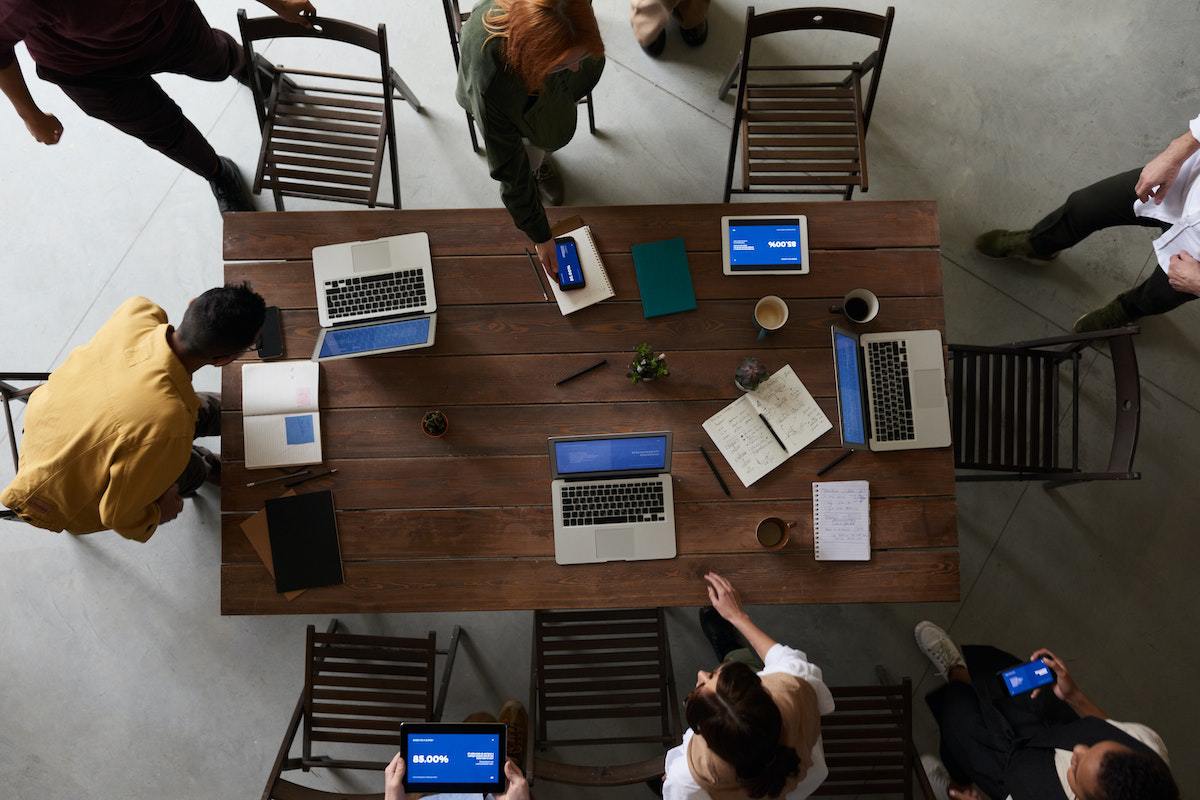 reunião de trabalho: clima organizacional pessoas em uma mesa, fazendo uma reunião de trabalho informal