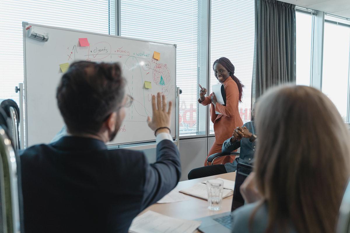 reunião: clima organizacional pessoas em reunião de trabalho, conversando sobre um tema