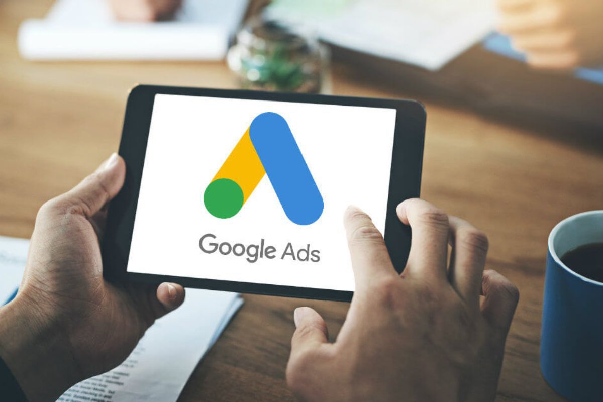tablet mostrando o símbolo do google ads