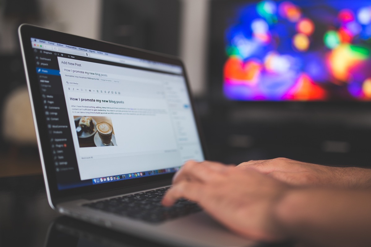 hospedagem wordpress hospedagem wordpress: a imagem mostra uma pessoa vendo um site