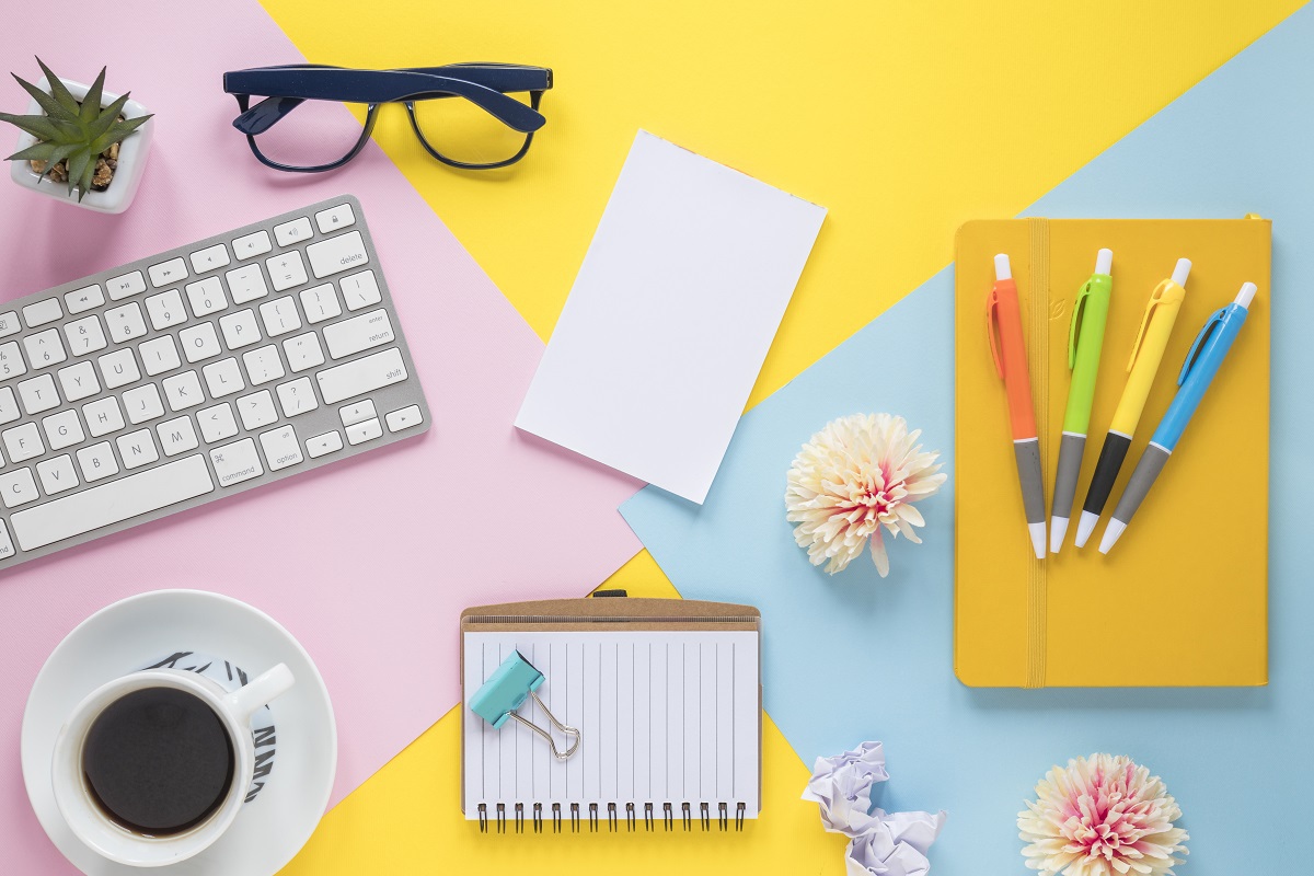 Metodologia 5S: o que é e como ela pode ajudar sua empresa? Metodologia 5S: A imagem mostra uma mesa com canetas