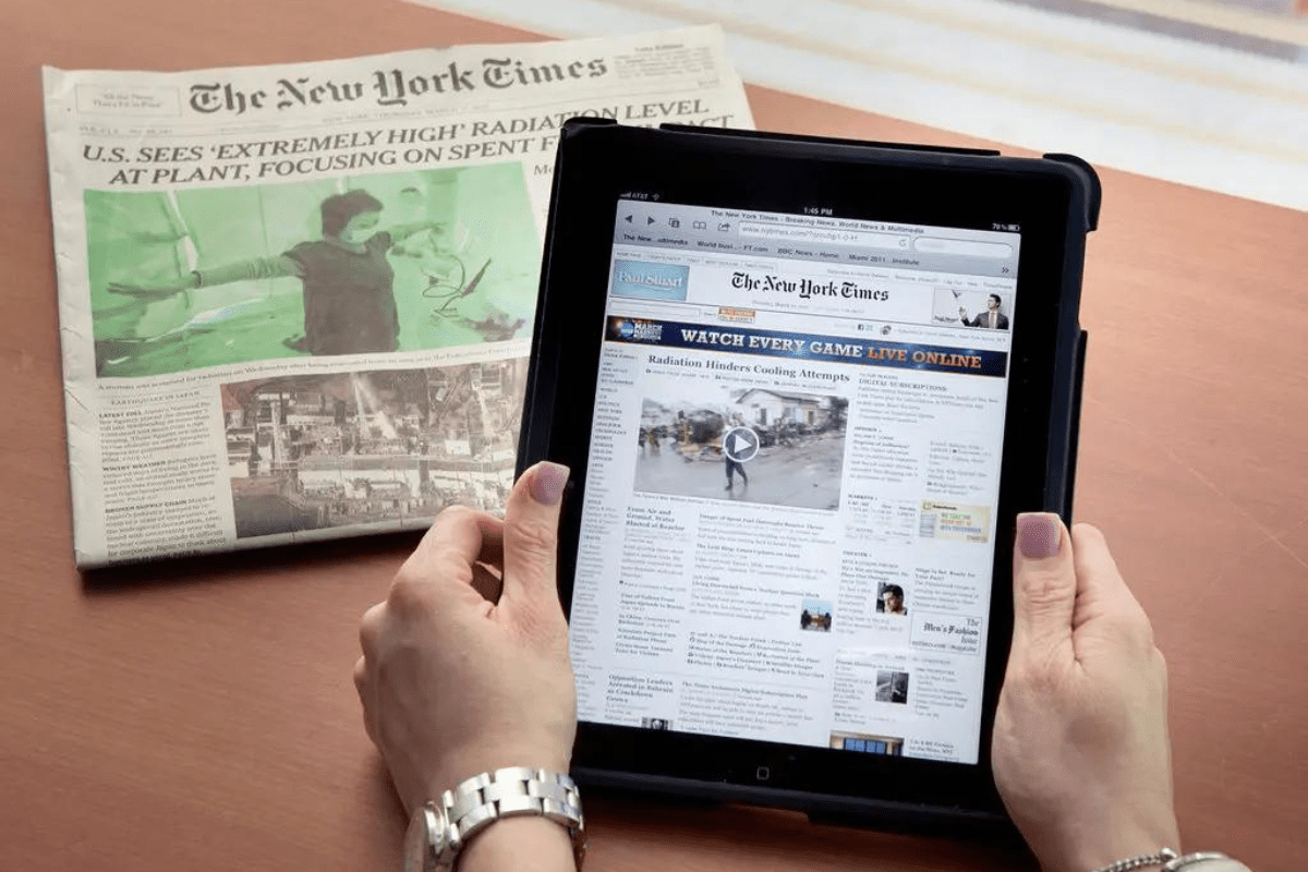 Paywall: o método que irá fazer seu site faturar todos os meses Paywall: a imagem mostra uma pessoa lendo um jornal pelo tablet.