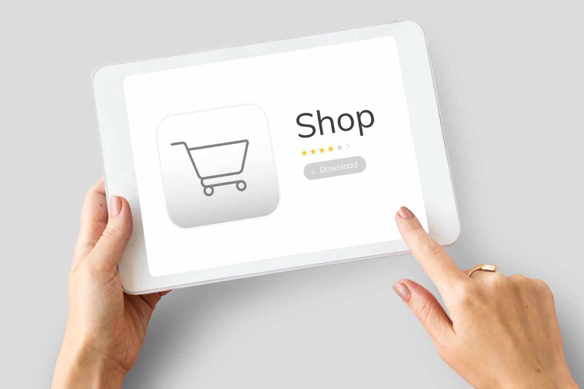 shopify: a imagem mostra uma pessoa fazendo compras online. 