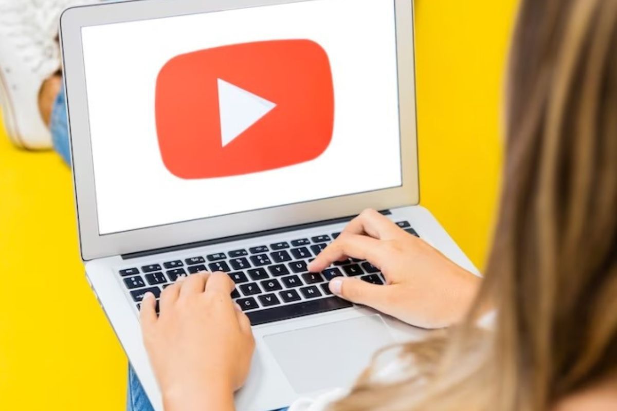 mulher usando o laptop para acessar o youtube