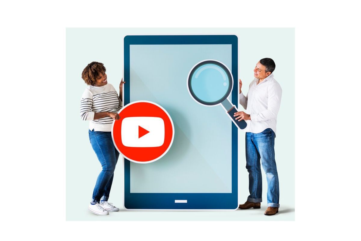 tablet: tags para youtube homem e mulher do lado de um tablet gigante