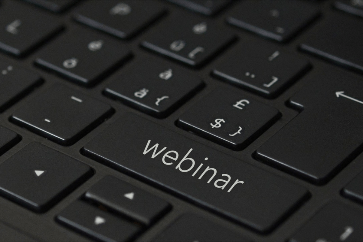 Webinars aumentam engajamento Webinars aumentam engajamento: a imagem mostra um teclado de computador.