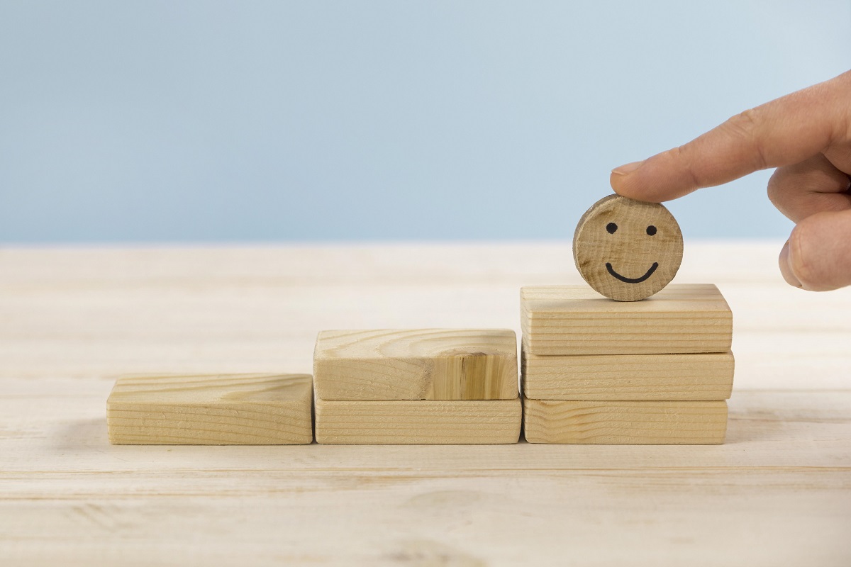 blocos de montar: Estágios finais da jornada do cliente blocos de montar e uma carinha em cima de um deles