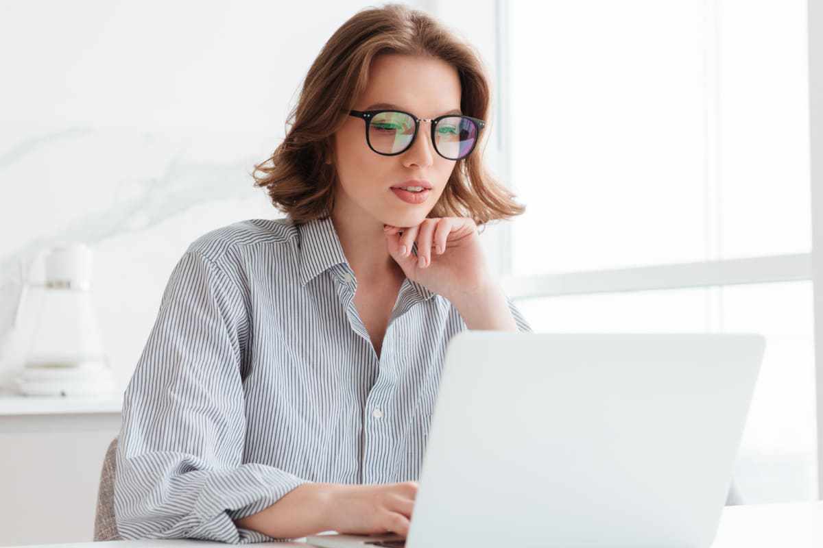 Notebook: Ferramentas para gestão de eventos Mulher trabalhando em notebook e usando Ferramentas para gestão de eventos