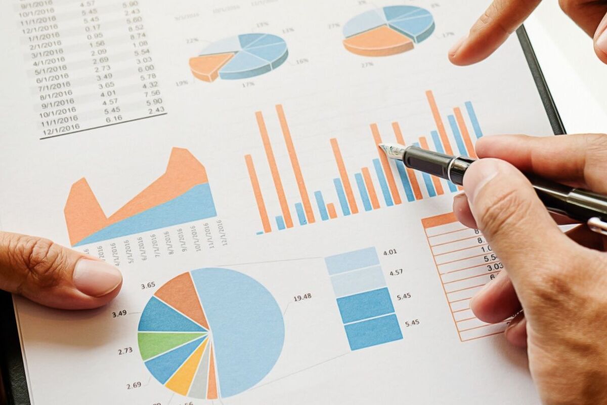 gráficos: Google sheets pessoa analisando gráficos