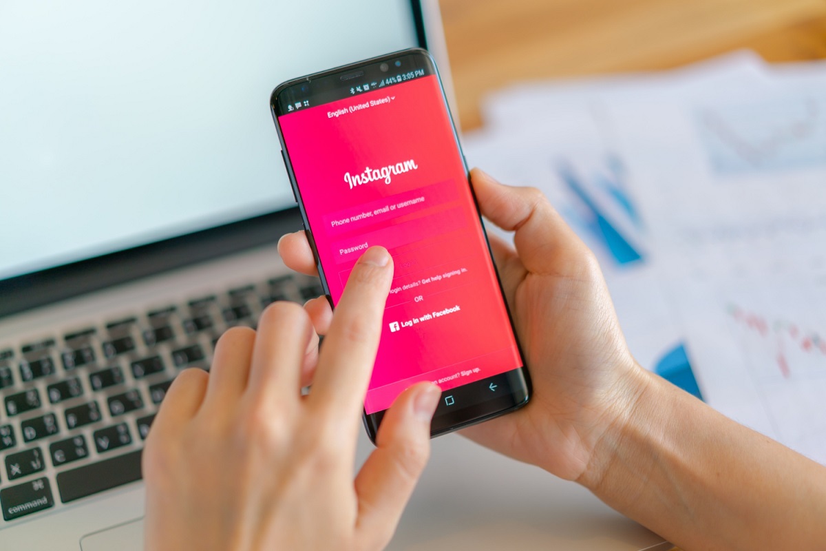 pessoa acessando o instagram pelo celular