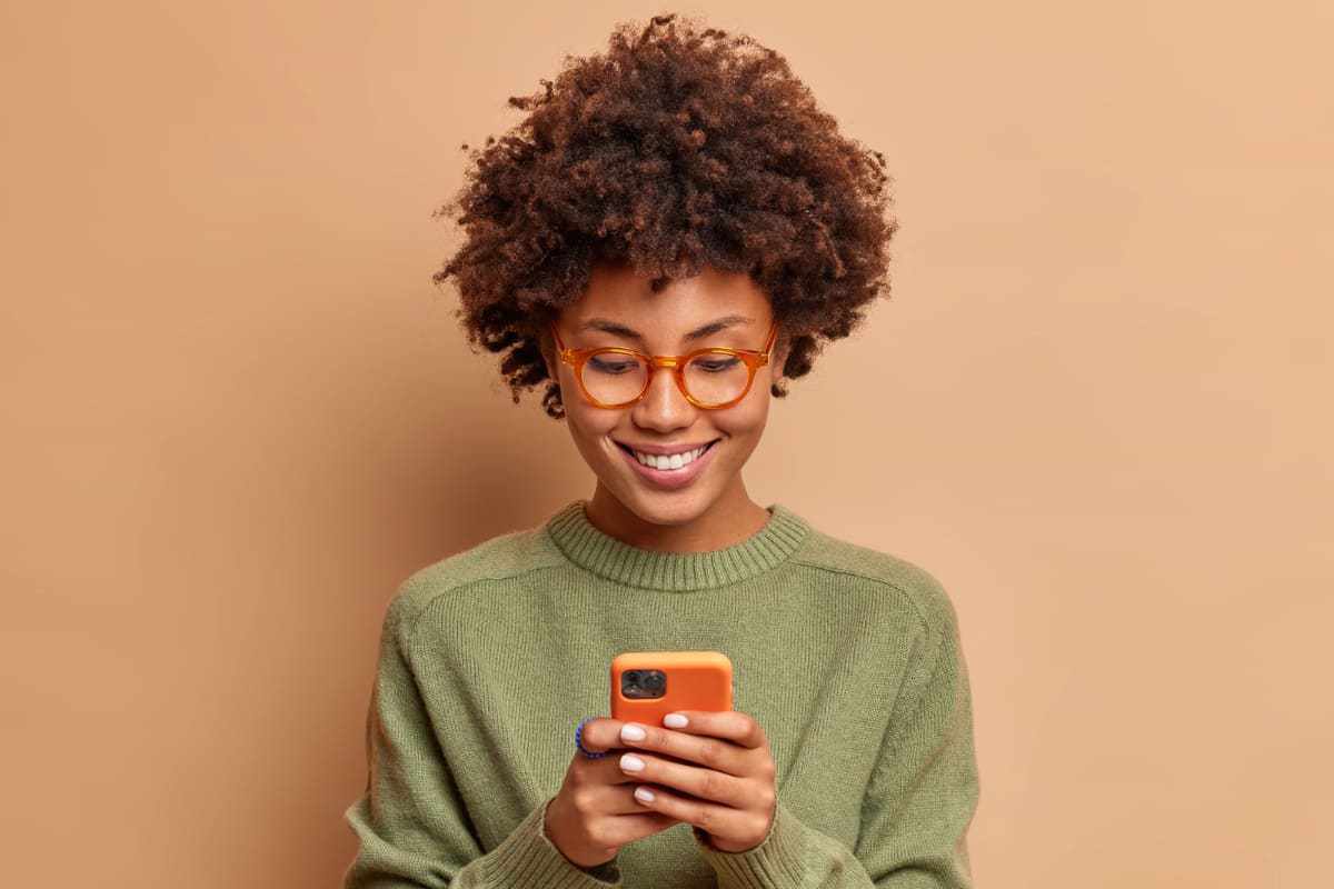 celular: LiveChat mulher usando o celular