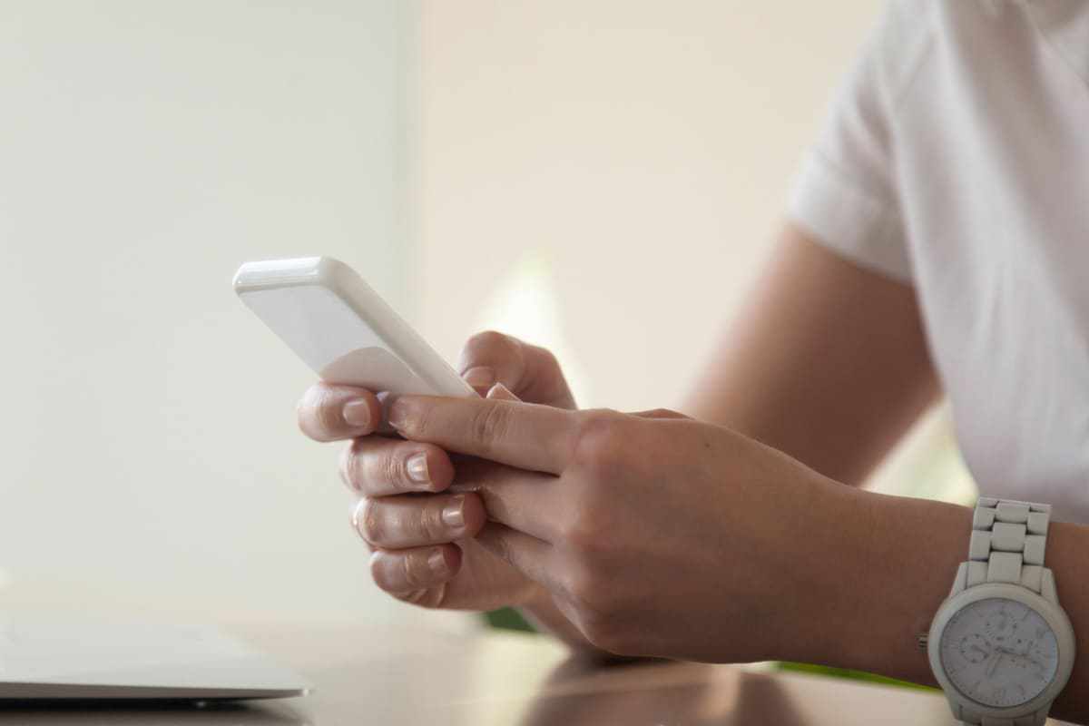 celular: LiveChat homem usando o celular