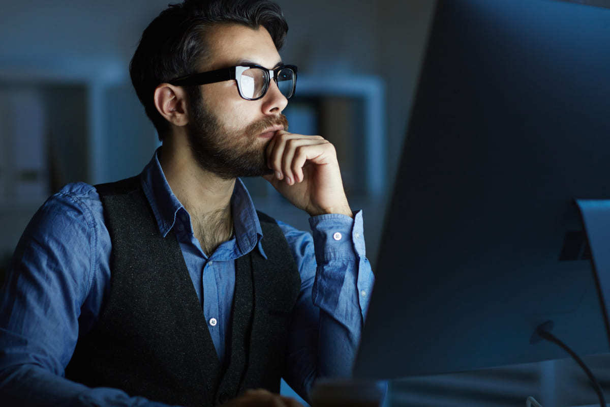 homem sério, trabalhando no pc