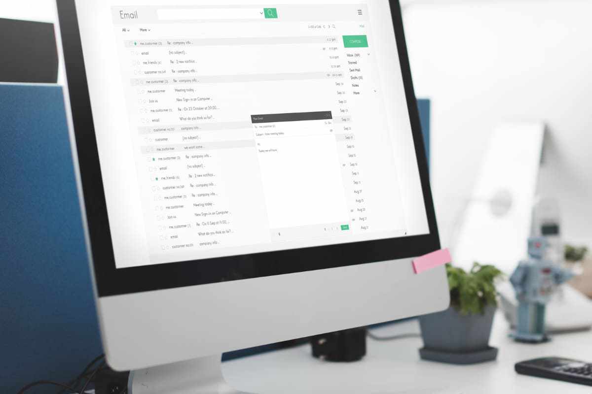 pc: Marketing intelligence para e-mail marketing pc com tela mostrando e-mail