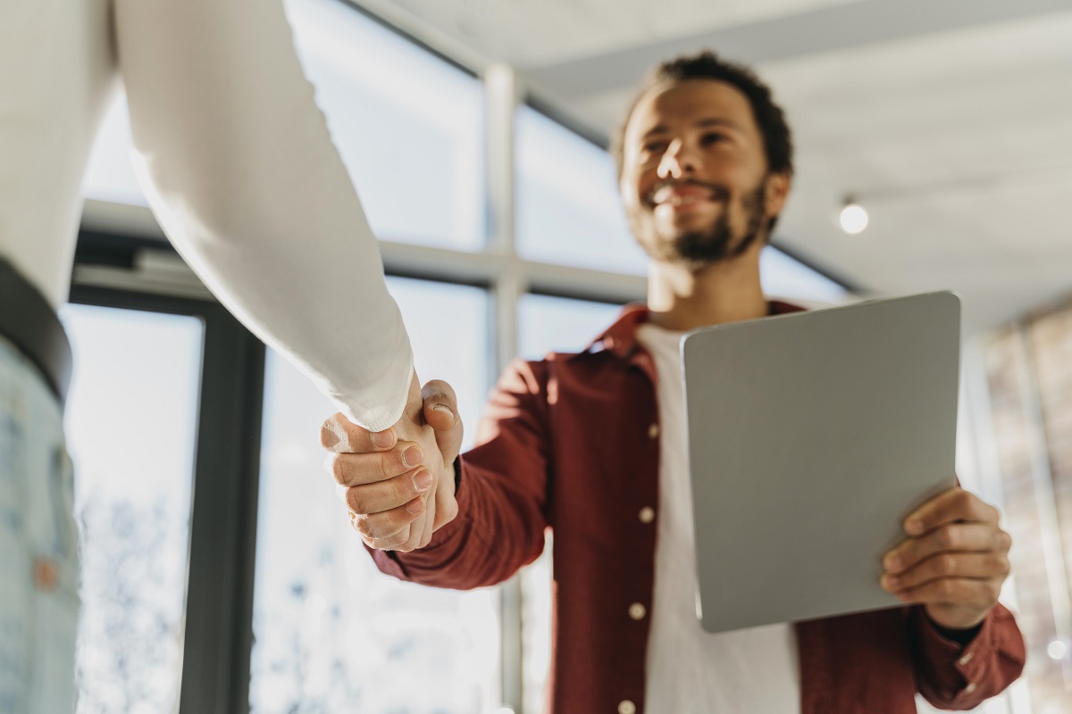 homem dando a mão ao colega de trabalho