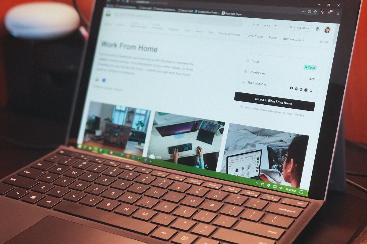 Notebook cinza sobre mesa preta usado para otimizar páginas com SEO para Bing