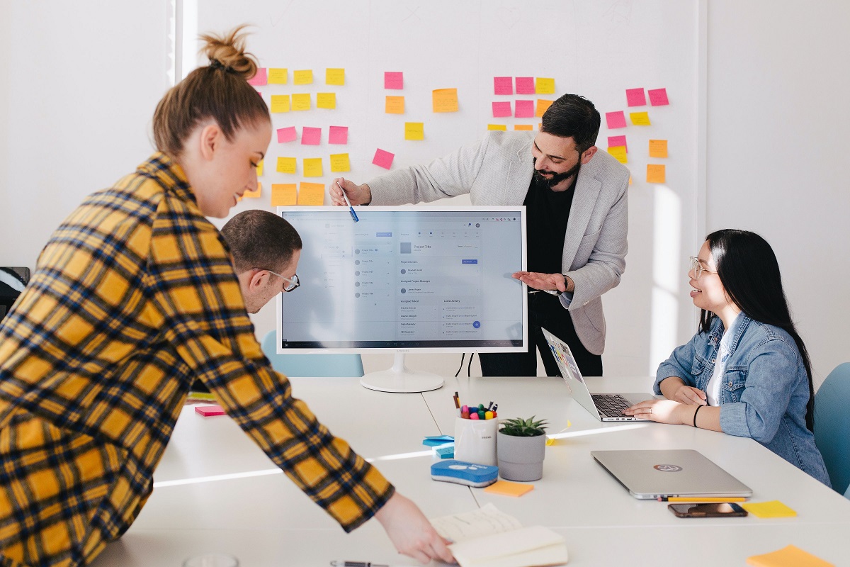 Pessoas em reunião em empresa fazendo planejamento para editar Sidebar para SEO