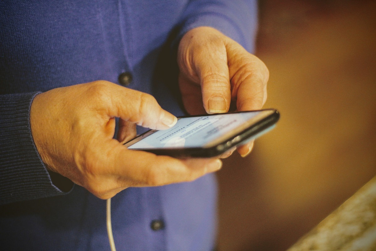 Pessoa usando celular na internet para pesquisar importância do Sidebar para SEO