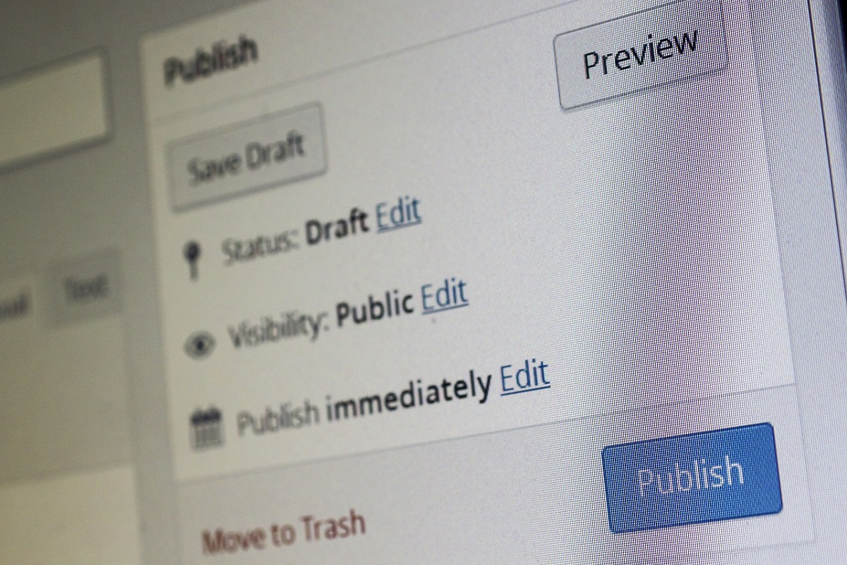 Termos do WordPress representados por tela de postagem com foco na parte de edição da data para agendamento de publicação