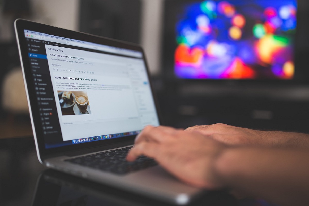 Termos do WordPress representado por pessoa usando notebook para editar post com uso desse CMS