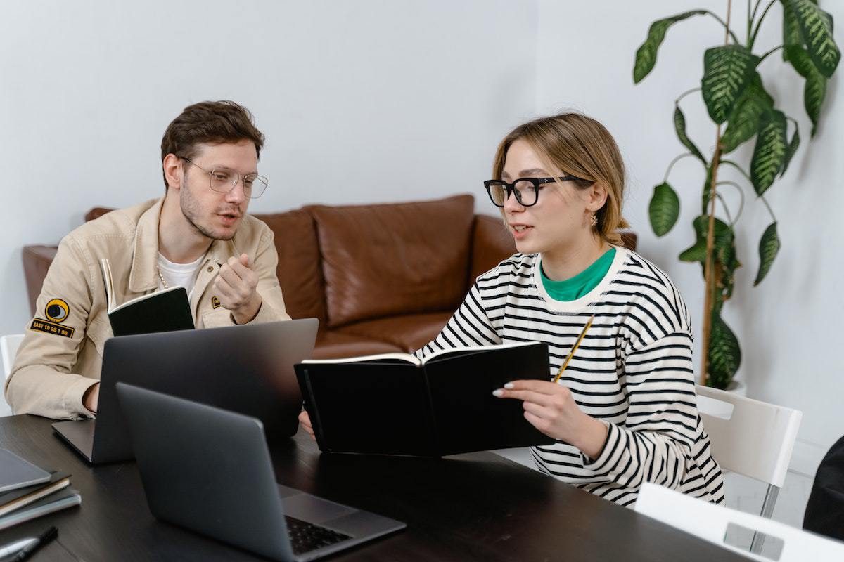 pessoas conversando no trabalho