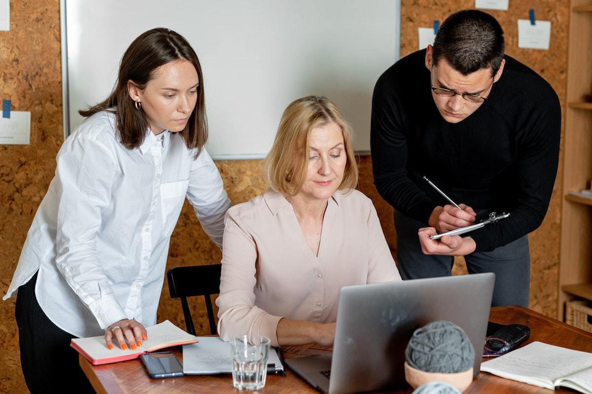 pessoas no trabalho, reunidas