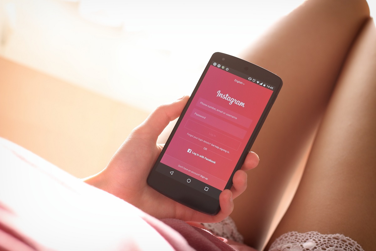 celular: excluir conta do Instagram mulher usando celular