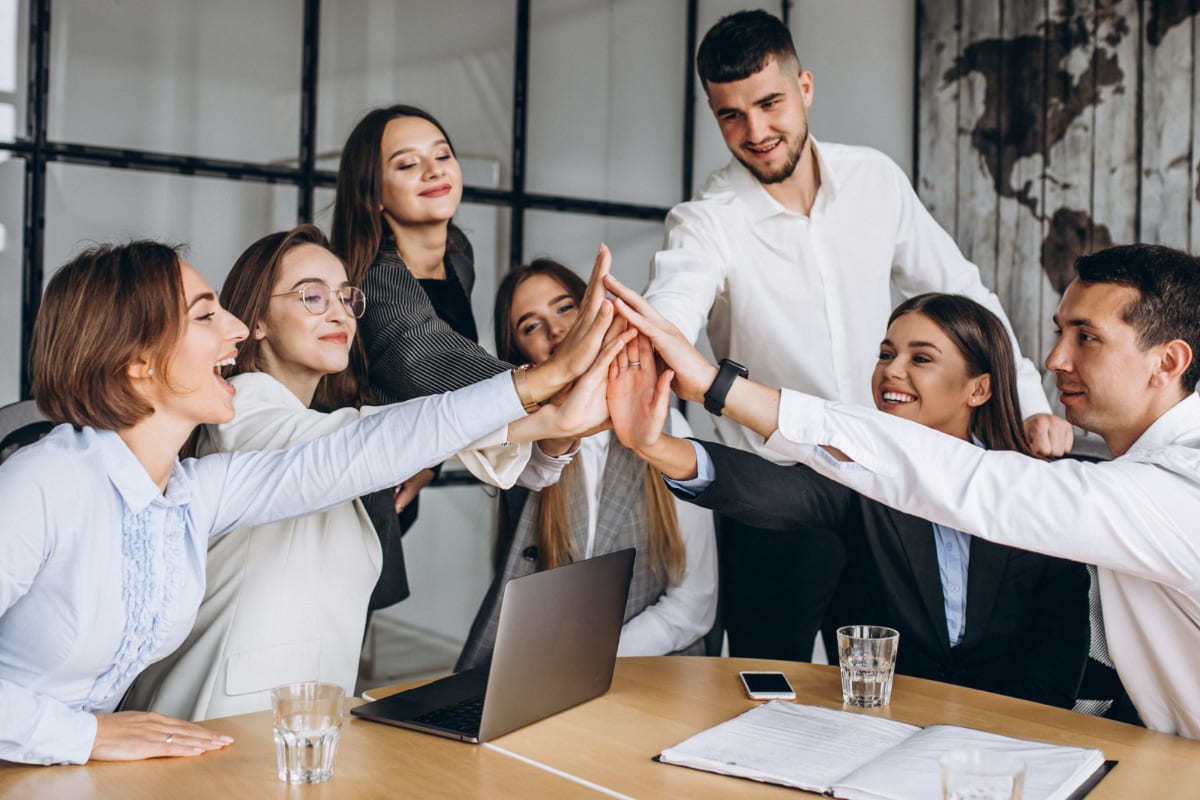 pessoas no trabalho, dando as mãos