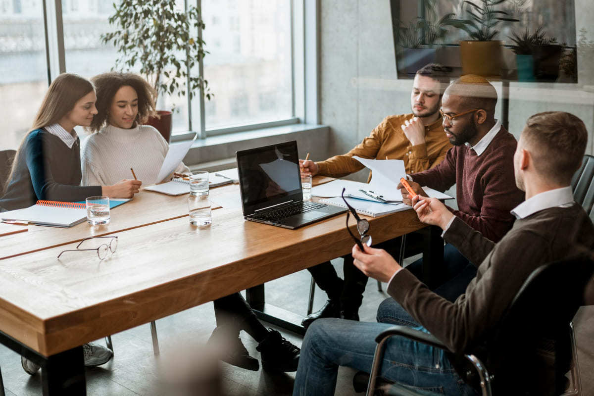 reunião: gestão de desempenho pessoas em reunião no trabalho