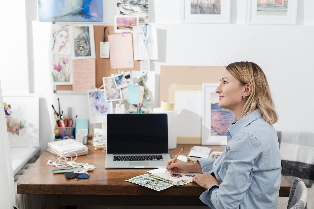 mulher trabalhando em seu escritório