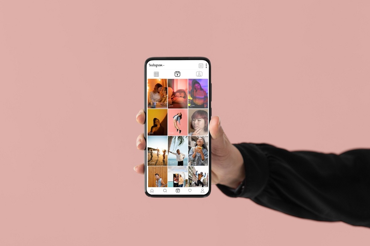 galeria de fotos: organizar o feed do Instagram pessoa com o celular na mão mostrando a galeria
