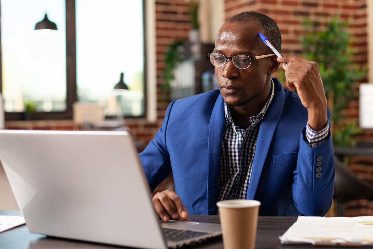 trabalho: matriz GUT homem trabalhando no laptop