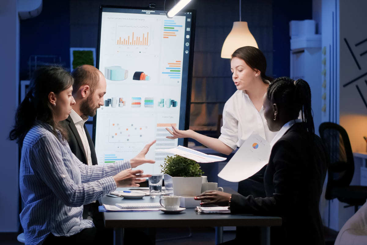 trabalho: matriz GUT pessoas no trabalho avaliando gráficos