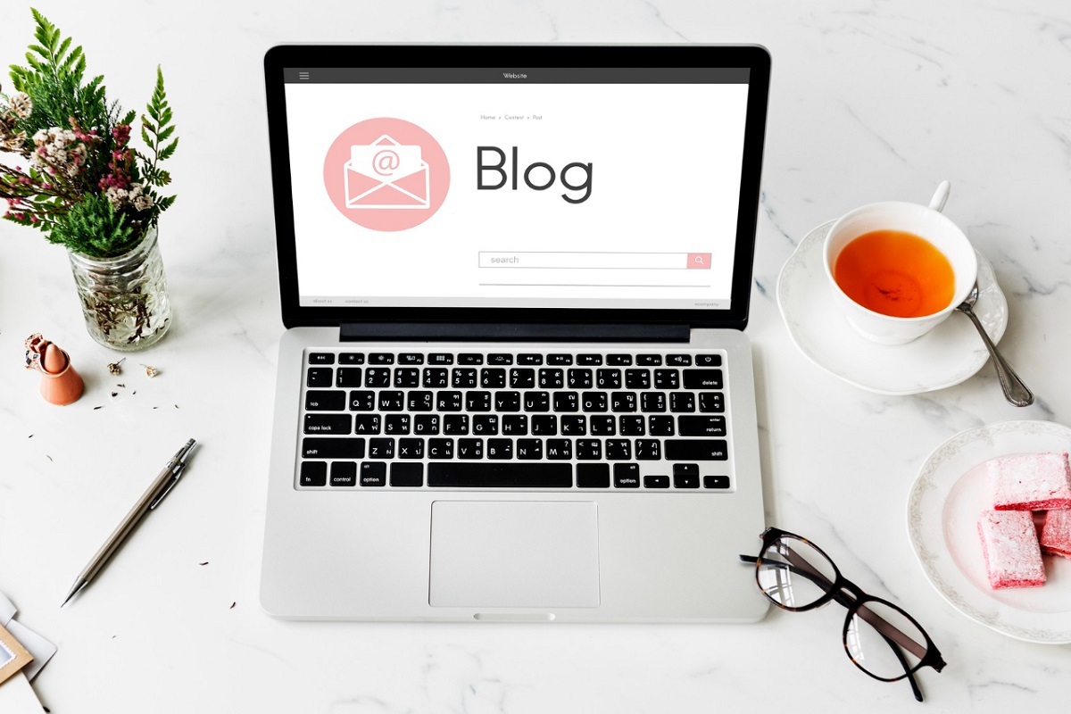 laptop: medium laptop em cima da mesa