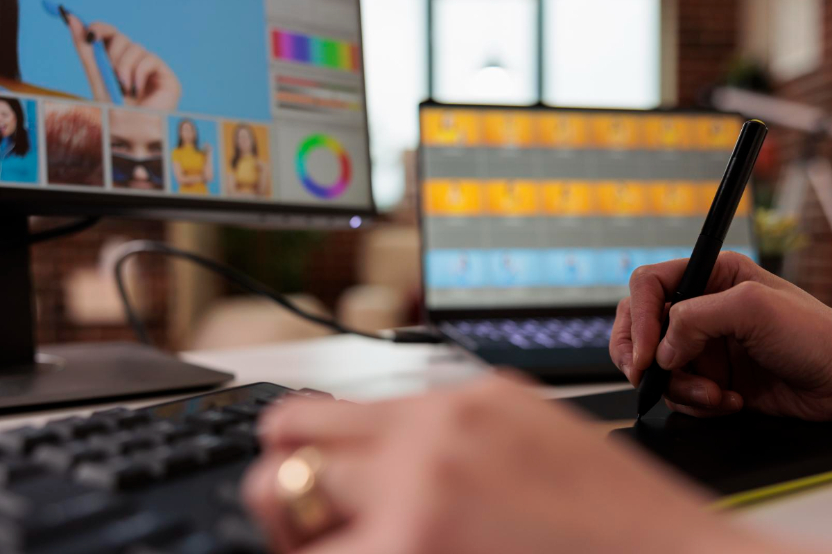 pessoa trabalhando em seu computador