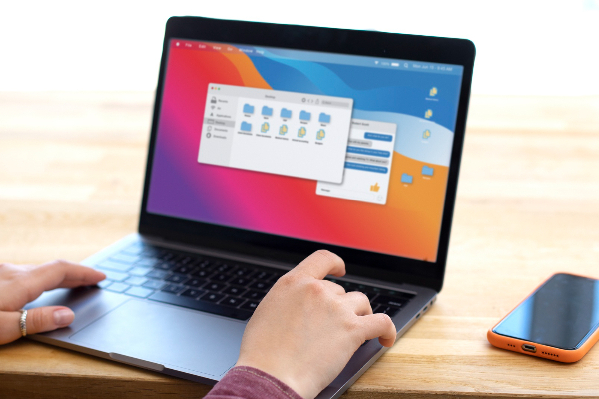 laptop: otimizar imagens no wordpress pessoa usando o laptop