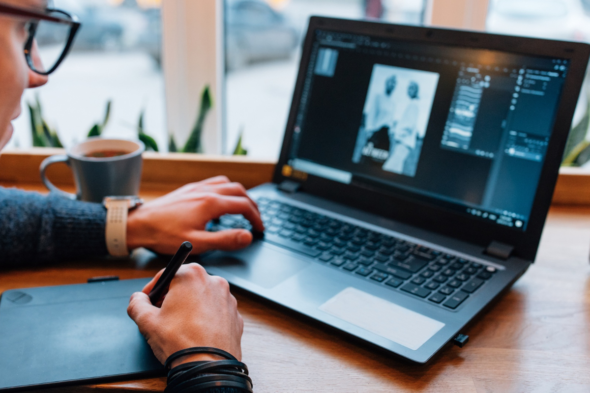 homem trabalhando no laptop