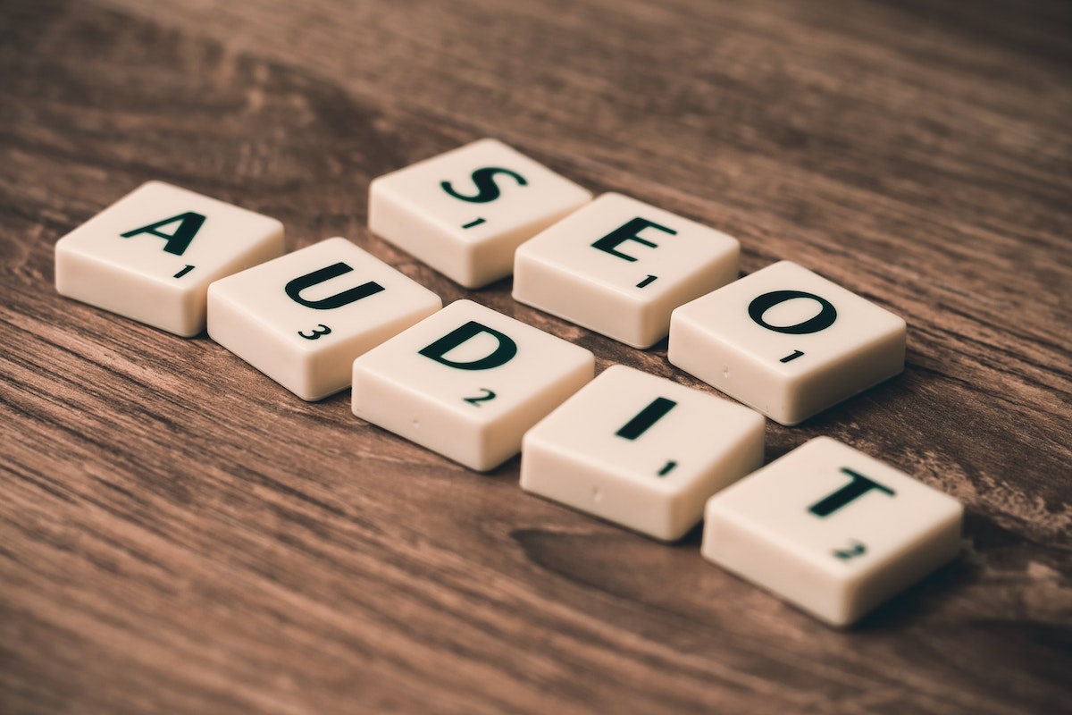 blocos formando o nome seo audit