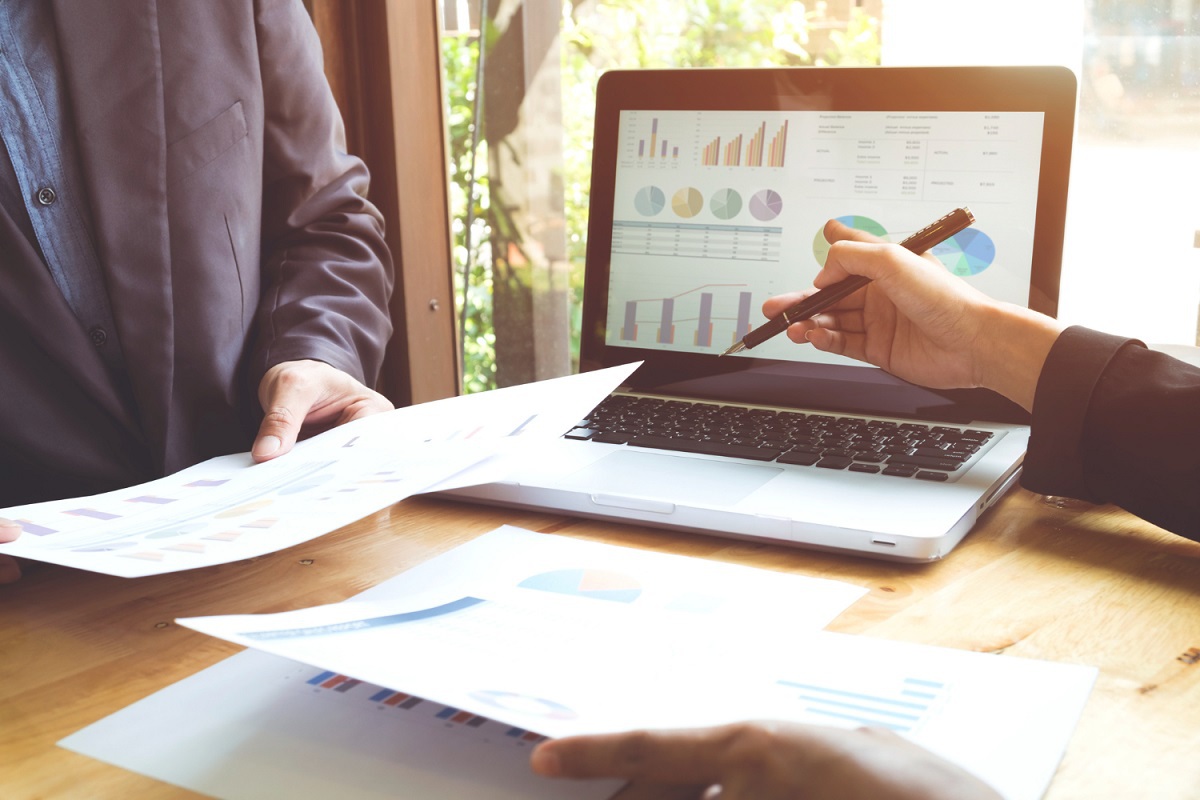 trabalho: SEO reverso pessoas trabalhando e analisando relatórios