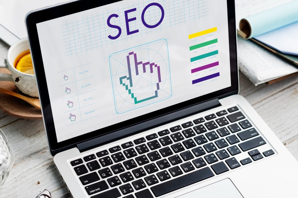 computador: seo reverso computador com a tela mostrando o nome seo