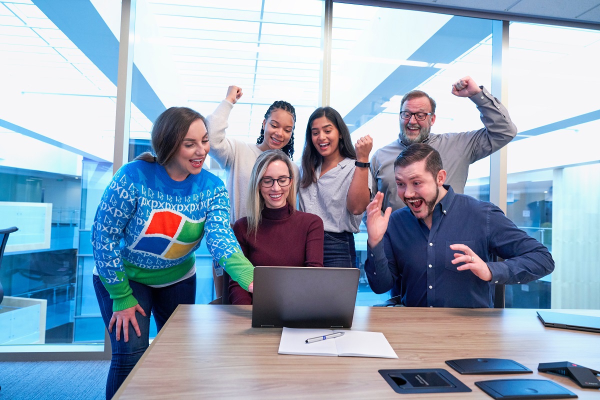 pessoas reunidas no trabalho