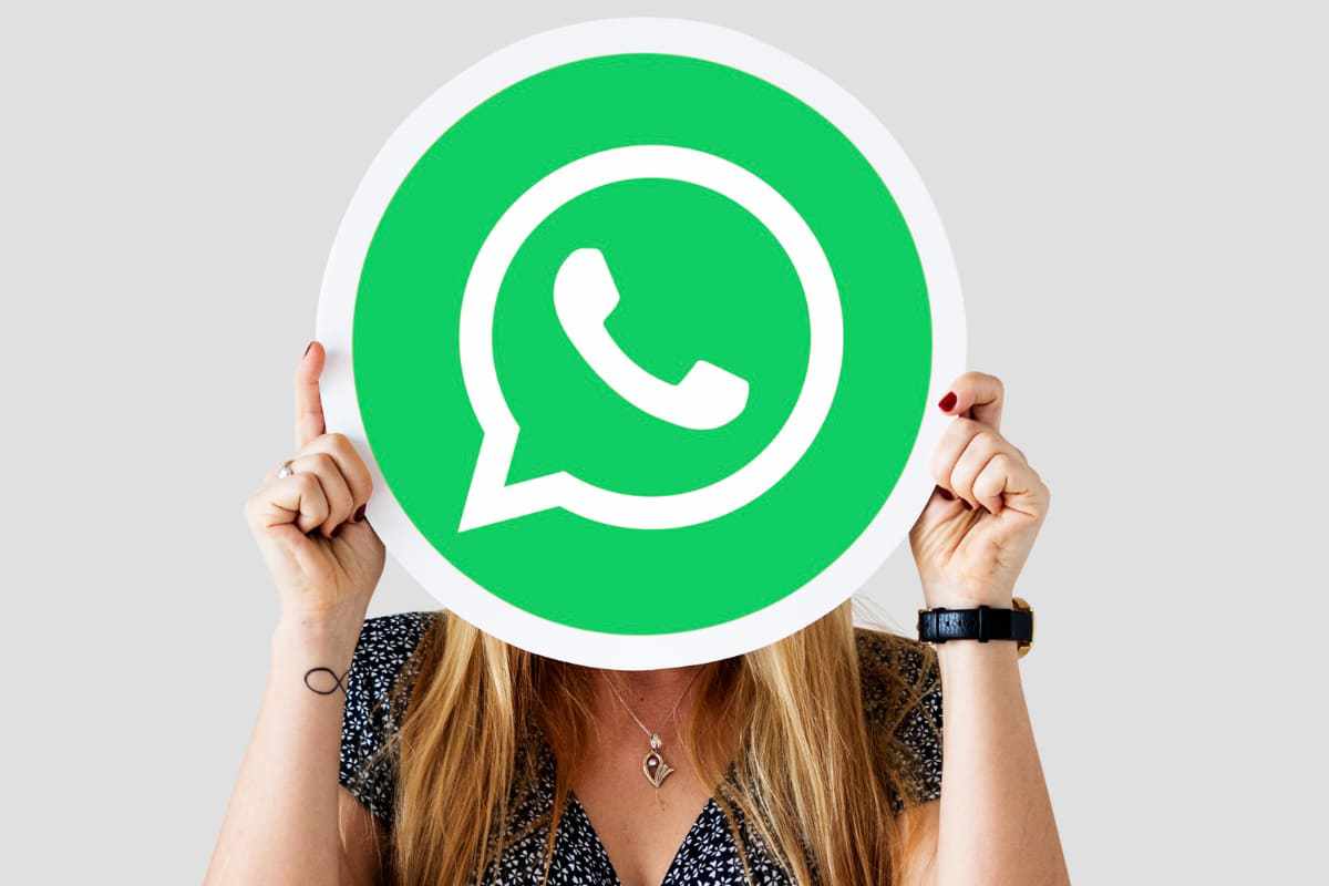 mulher segurando símbolo do whatsapp