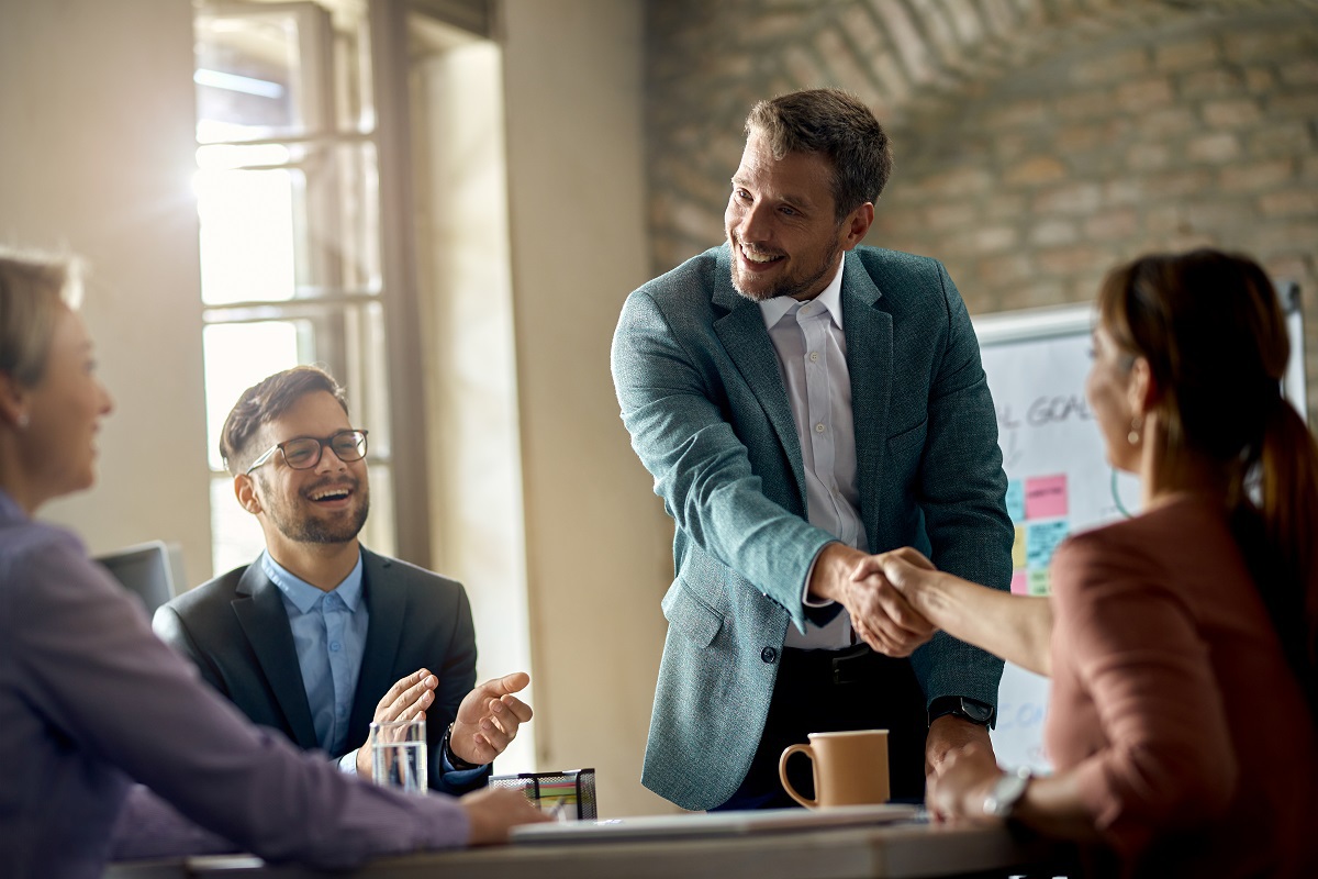 pessoas em reunião de trabalho, sorrindo