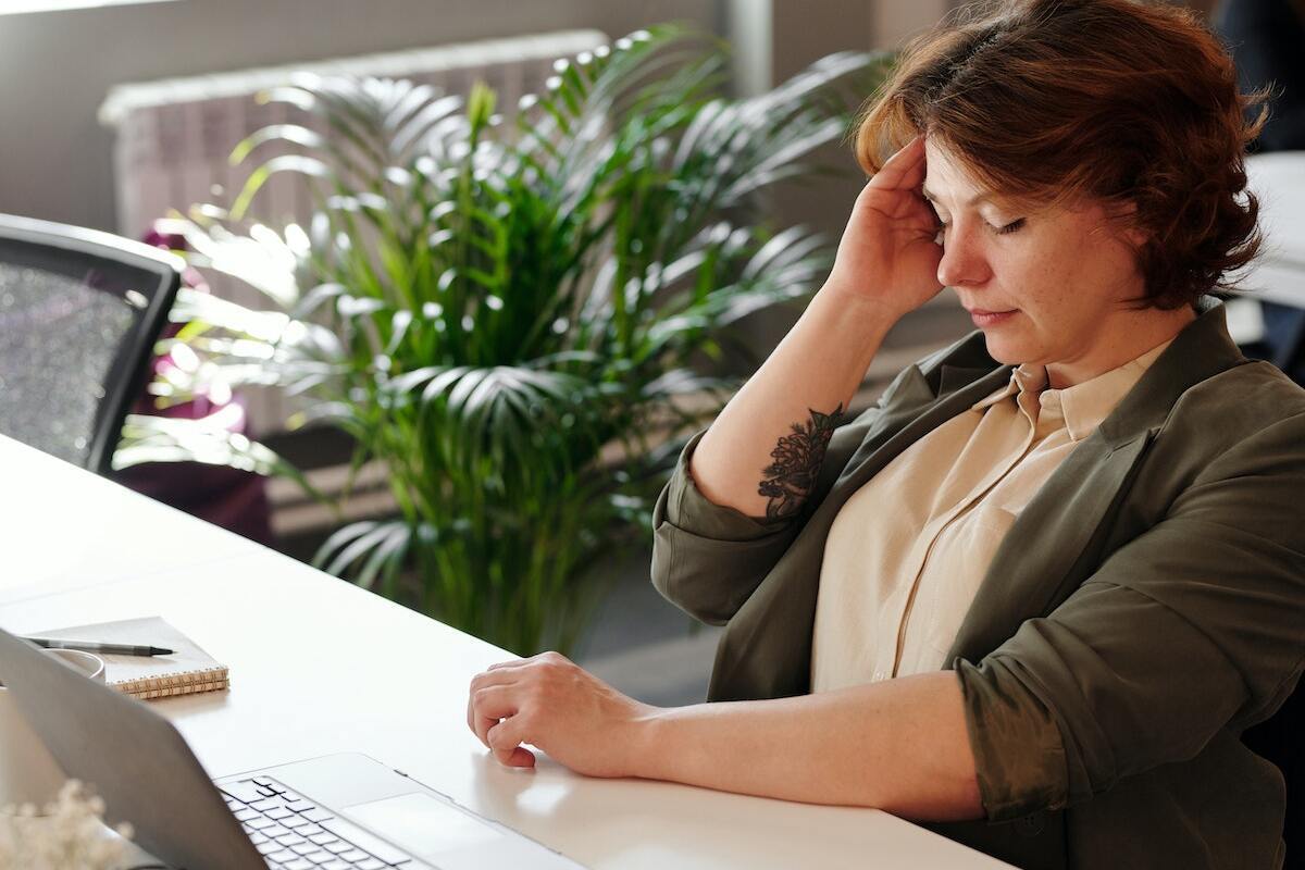 Ansiedade o que é e como afeta a produtividade no trabalho? a imagem ilustra um dos sintomas de ansiedade o que é