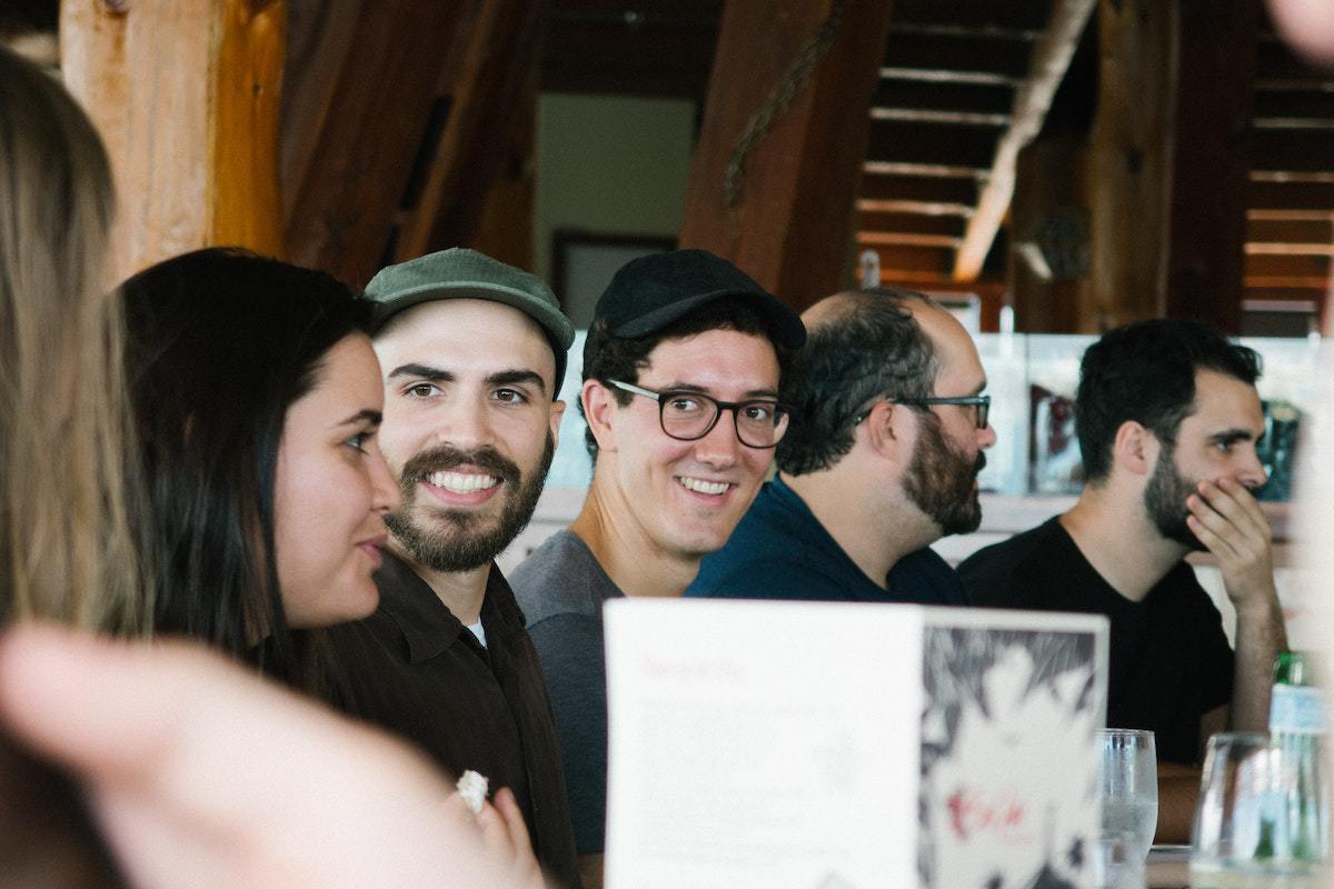 A comunicação não verbal e a relação com a produtividade dos funcionários de uma empresa a imagem ilustra um exemplo de uma comunicação não verbal