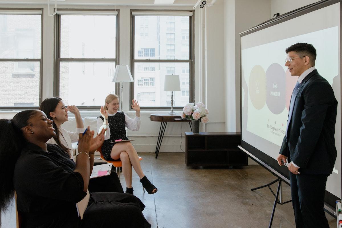 A comunicação não verbal e a relação com a produtividade dos funcionários de uma empresa a imagem ilustra um momento onde é usado a comunicação não verbal